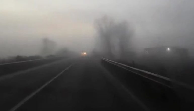MJERGULLA MBULON KRUJËN/ Vështirësohet qarkullimi i automjeteve