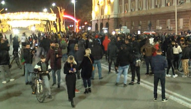 PROTESTA/ Organizatorët ndryshojnë STRATEGJINË. Largojnë të miturit, “shtojnë” femrat