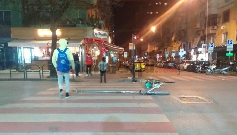 PASOJAT E PROTESTËS/ Tabela të shembura dhe stacione autobusësh e semaforë të shkatërruar