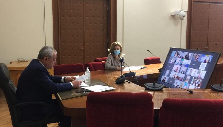MBLEDHJA E GRUPIT TË DEBUTETËVE “MIQTË E FËMIJËVE”/ Ruçi: Pandemia kërkon bashkëpunimin e qeverisë, stafit mjekësor dhe qytetarëve