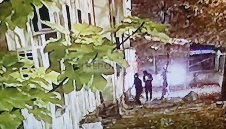 PROTESTA PËR VRASJEN E KLODJAN RASHËS/ Momenti kur protestuesit i vënë flakën dyqaneve në zonën e “5 majit” (VIDEO)