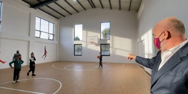 BATUTAT/ Rama nuk largohet nga shkolla derisa sa nxënësit bëjnë kosh (VIDEO)