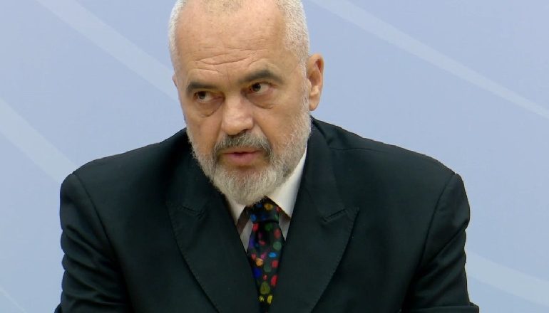 FLET NGA MINISTRIA E BRENDSHME/ Rama ndalet tek PROTESTA: Na bëri të reflektojmë. Për herë të parë u përdorën FËMIJËT