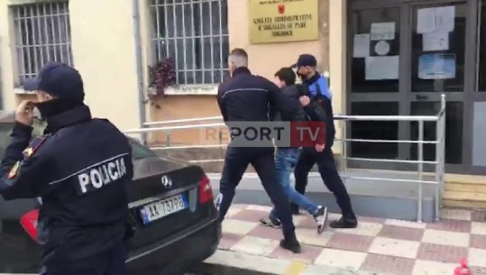 PROTESTAT E DHUNSHME NË SHKODËR/ Policia shoqëron dy të mitur me shishe benzine me vete (VIDEO)