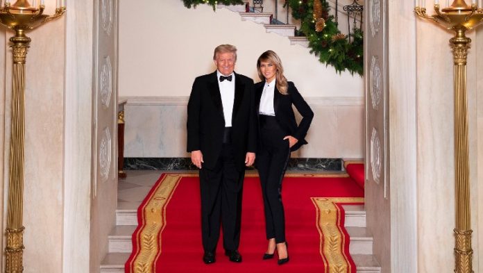 KARTOLINA E FUDNIT NGA SHTËPIA E BARDHË/ Donald dhe MelaniaTrump urojnë Krishtlindjet