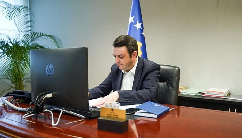 SHKELI ORËN POLICORE/ Gjobitet ministri i drejtësisë në Kosovë