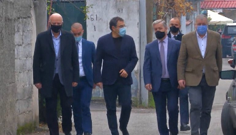 VRASJA E 25-VJEÇARIT/ Ministri i ri i Brendshëm, Bledi Çuçi vizitë ngushëllimi në familjen e Klodjan Rashës (PAMJET)