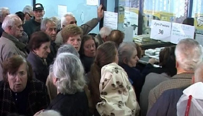 SHPËRBLIMET E PENSIONISTËVE/ Nga sot fillon shpërndarja, këto janë datat kur mund t’i tërhiqni