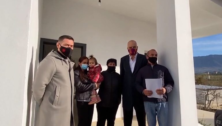 “NGA SHTËPITË QË RILINDËN…”/ Rama poston VIDEON: Përkushtim për t’i kthyer sa më parë të gjithë në banesat e reja