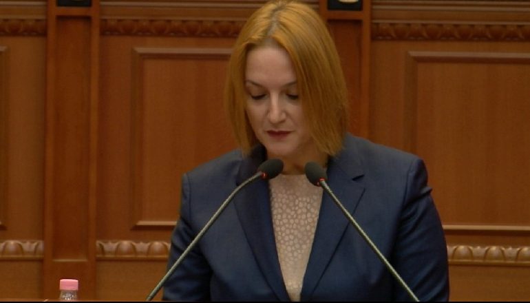 MBËSHTETJA FINANCIARE PËR FAMILJEN E KOLDIAN RASHËS/ Denaj: T’i qëndrojmë pranë në momente të vështira
