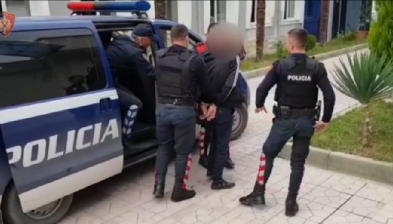 VIDHNIN KARBURANTIN E MAKINAVE TË PARKUARA/ Në pranga 4 persona nga Vlora, në kërkim 2 të tjerë