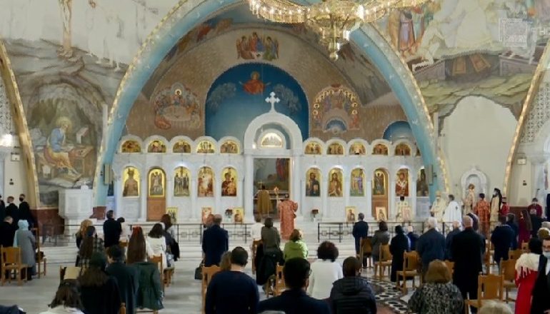 MBAHET MESHA E KRISHTLINDJEVE NGA BESIMTARËT ORTODOKSË/ Më pak qytetarë se vitet e tjera, respektojnë masat anti-COVID