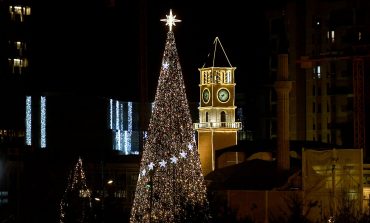 PAMJET/ Tirana "vishet" me drita shumëngjyrëshe, atmosfera festive "pushton" kryeqytetin