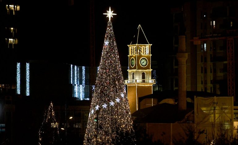 PAMJET/ Tirana “vishet” me drita shumëngjyrëshe, atmosfera festive “pushton” kryeqytetin