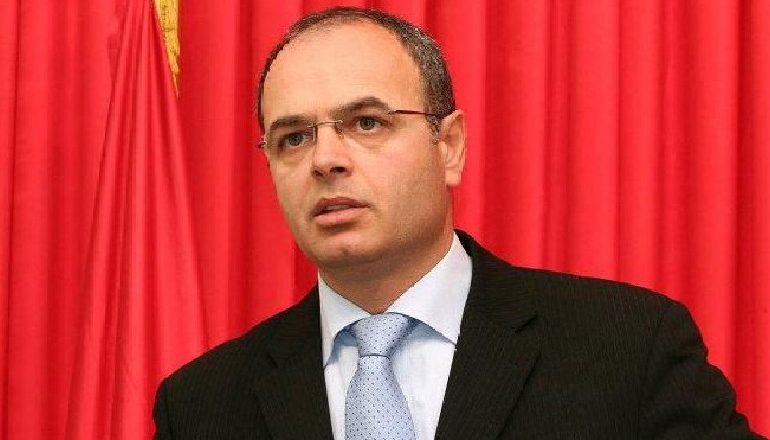ME KOLLË DHE TEMPERATURË…/ Infektohet me COVID zv. Ministri i Mbrojtjes, Petro Koçi
