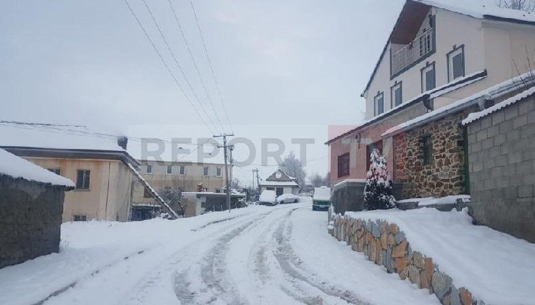 ULEN TEMPERATURAT/ Dëbora zbardh veriun e Shqipërisë (FOTOT)
