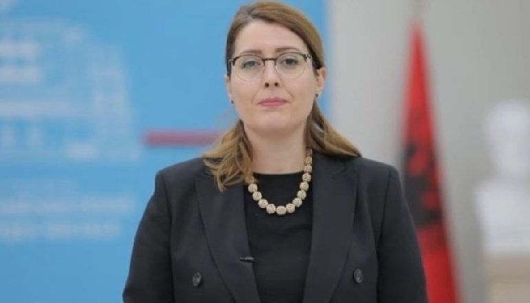 COVID-19/ MSH-së: Parandaloni përhapjen e virusit, festoni festat vetëm me familjen tuaja