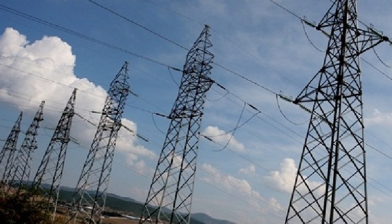 ERA E FORTË KRIJON PROBLEME NË KORÇË/ Ndërprehet energjia elektrike në disa zona