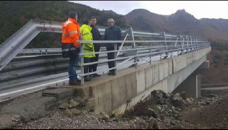 MOTI I KEQ NË VEND/ Rrëshkitje dherash e gurësh në Rrugën e Kombit