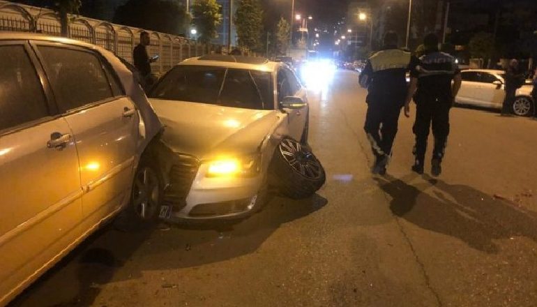 2 AKSIDENTE NË TË NJËJTËN ORË NË TIRANË/ Shoferët largohen nga vendi i ngjarjes. Të plagosurit në spital