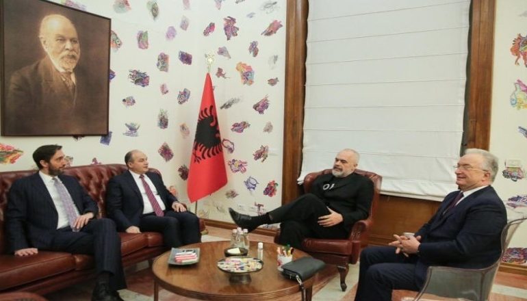 PAS TAKIMIT ME ENVER HOXHAJN/ Rama: Udhëheqësit e UÇK janë pengje, me ta po mbahet peng…