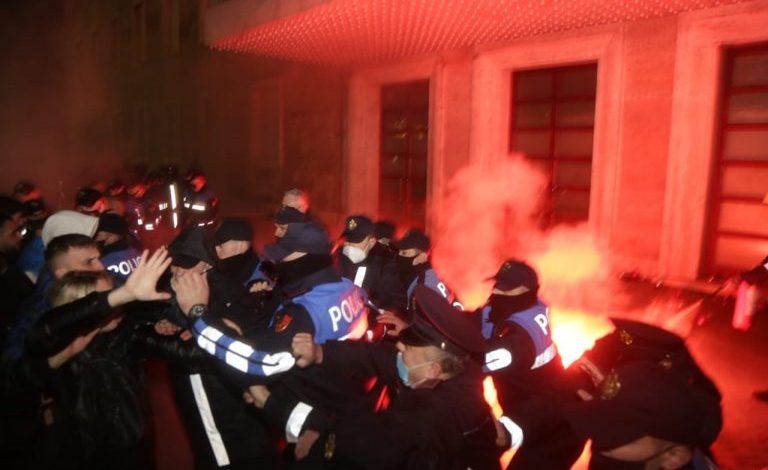 PROTESTA E DHUNSHME/ MSH njofton: Lënë spitalin 15 policë dhe dy protestues, përveç efektivit që rrezikon njërin sy