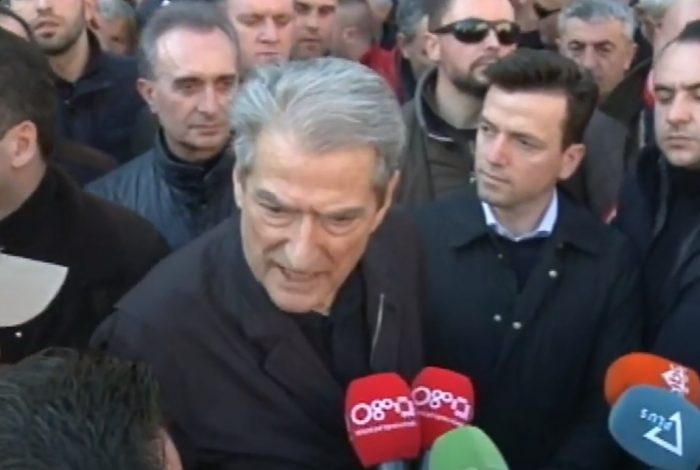 REVOLUCIONI/ Mbështetësit e Berishës kërkojnë të rrëzojnë Edi Ramën me armë!
