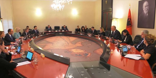 VENDIMI I FUNDIT I QEVERISË/ Nga 1 janari 2021 rritet paga minimale (SHIFRA)
