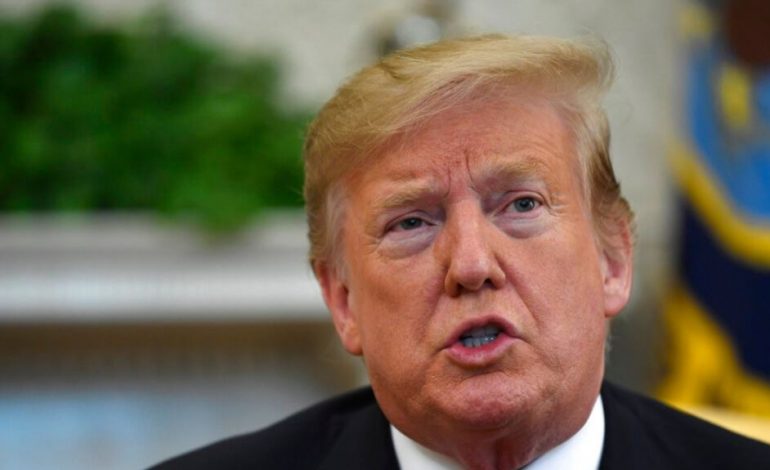 VOA: Çfarë qëndron pas faljeve të Presidentit Trump?