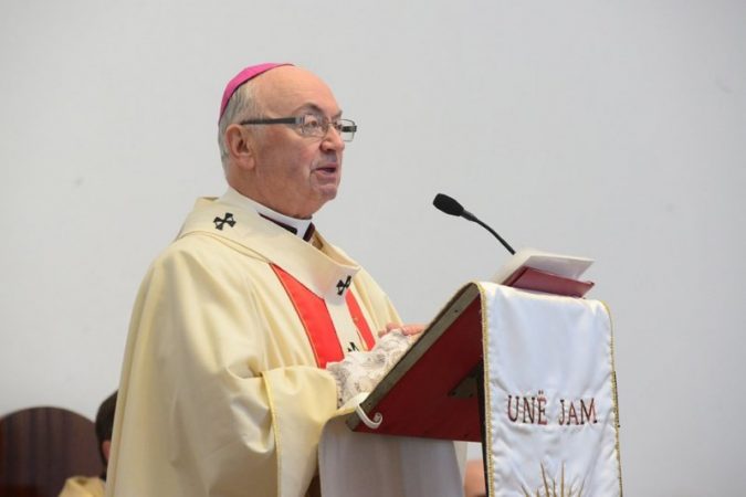 FITOI BETEJËN ME COVID-19/ Pas 33 ditësh në spital, mbërrin nesër në Shqipëri Imzot Frendo
