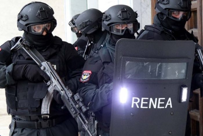 TERROR NË ELBASAN/ 45 vjeçari i ARMATOSUR kërcënon banorët dhe HAP ZJARR drejt POLICISË (EMRI)