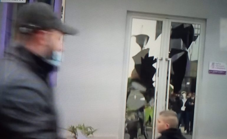 SHKATËRRIM DHE DJEGIE NË PROTESTËN E SHKODRËS/ Policia: Ngeli i plagosur një EFEKTIV. Është gjuajtur me…