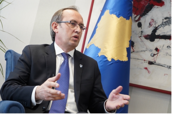 “NUK SHKOJMË NË BRUKSEL PËR T’I BËRË FAVORE SERBISË”/ Kryeministri Hoti: Marrëveshja do përfundojë me njohje reciproke