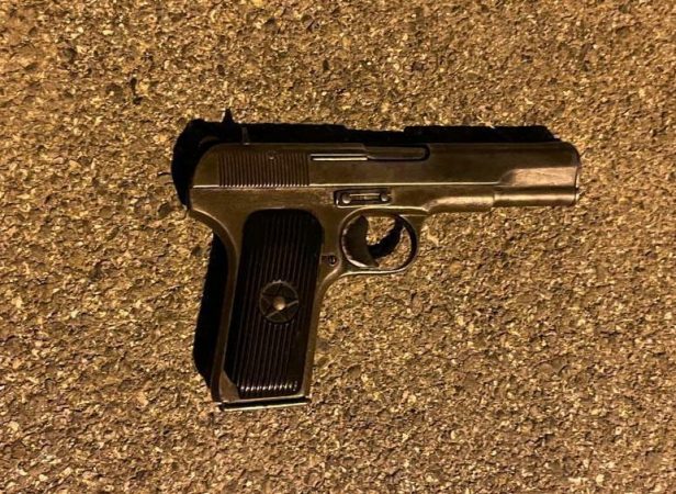 AKUZOHET PËR ARMËMBAJTJE PA LEJE/ Arrestohet nga policia 51-vjeçari që qarkullonte me pistoletë në Kurbin