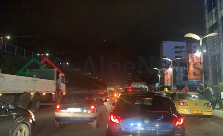 NISI KUFIZIMI DERI NË 20:30/ Shihni çfarë po ndodh në rrugët e Tiranës (PAMJET)