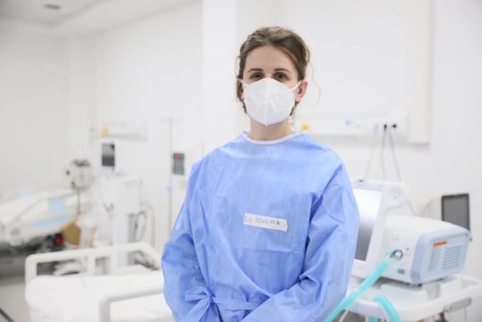 BRENDA INFEKTIVIT/ Feston ditëlindjen INFERMIERJA që filloi t’u shërbente pacientëve dhe kur kishte foshnjen 3-muajshe
