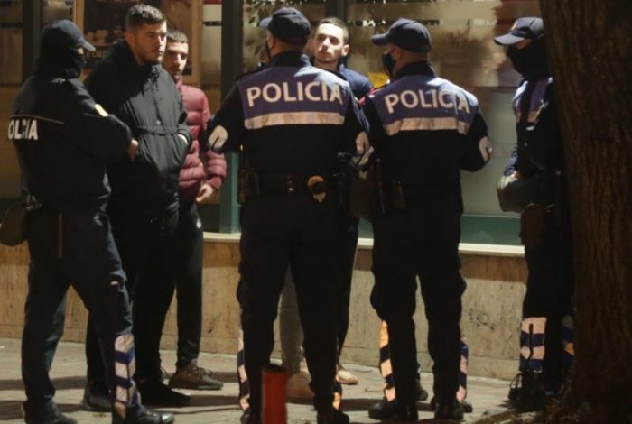 PROTESTA/ Çfarë vendosi Gjykata për 17 të arrestuarit. TRE prej tyre…