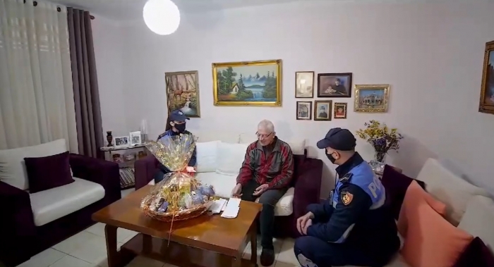 NISMA E VEÇANTË/ Policia e Shtetit surprizon të moshuarit që jetojnë vetëm, shporta me dhurata dhe urime për Vitin e Ri