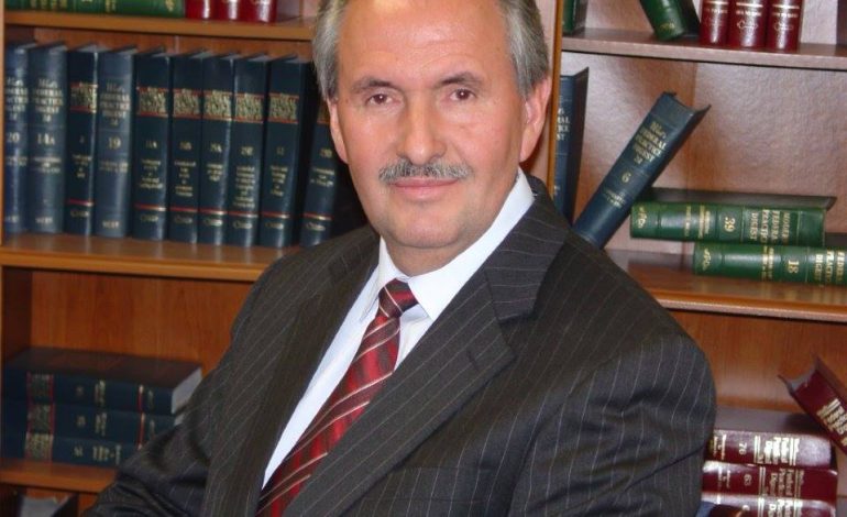 PRESION NGA NJERIU I TRUMP/ Elez Biberaj largohet si drejtor i “Zërit të Amerikës”