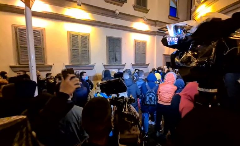 TENSIONOHET SITUATA/ Protestuesit përleshen me policinë, tentojnë të futen brenda Ministrisë
