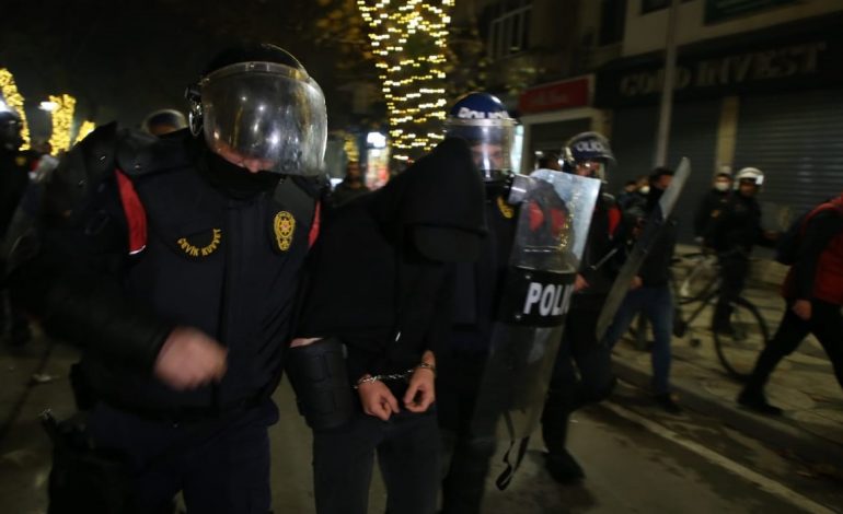 PROTESTA NË TIRANË/ FNSH në rrugicat e “Myslym Shyrit”, vijon shoqërimin e të rinjve