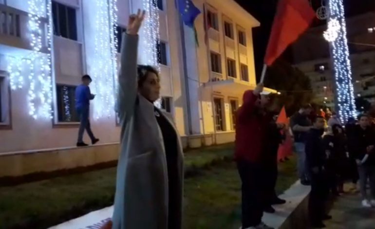 ME DY GISHTA LART/ Protestuesit në Lushnje “harrojnë” Klodianin. Organizatorja: Takohemi në…