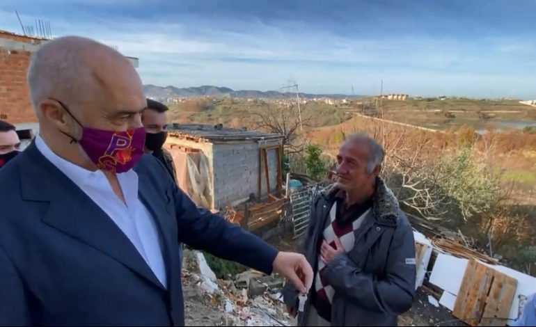 BATUTAT/ Leh qeni i shtëpisë, Rama në Farkë: E paskeni një analist, ju jep komentet e ditës…