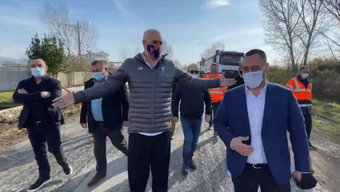 INSPEKTON INFRASTRUKTURËN E RRUGËVE NË SHIJAK/ Rama: Nuk është asfaltuar asnjëherë në 30 vite, do përmirësojmë…