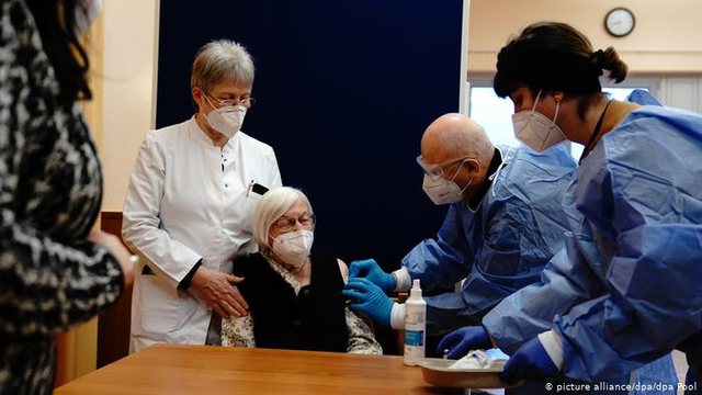 FOTOLAJM/ Mjeku shqiptar vaksinon kundër koronavirusit gruan 101-vjeçare