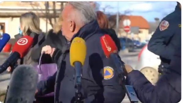SHOKUESE/ Një uturimë vjen nga nëntoka në Kroaci, tmerri gjatë intervistës live të kryebashkiakut (VIDEO)