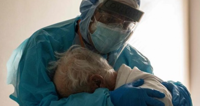 FOTOLAJM/ Momenti prekës kur doktori përqafon pacientin e infektuar me COVID: Po qante…