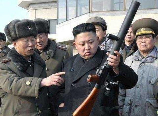 NUK RESPEKTOI RREGULLAT ANTI-COVID/ Kim Jong Un pushkaton në publik 50-vjeçarin