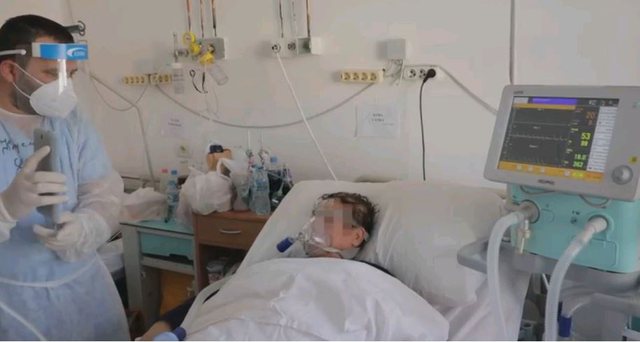 TË SHTRUAR NË SPITALET COVID/ Bisedat prekëse të pacientëve me familjarët: Do bëhesh mirë… (VIDEO)