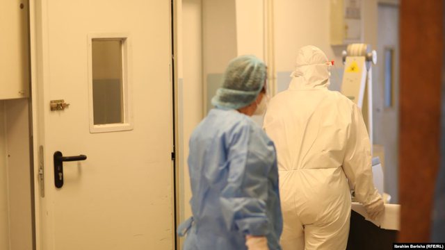 “VAKSINIMI NUK PARANDALON GJITHÇKA”/ Mjeku shqiptar në Angli: Ja kur do i kthehemi normalitetit